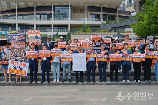 이권재 오산시장(앞줄 가운데)을 비롯,비상대책위원회, 시민 등이 동탄2 물류센터 반대집회를 갖고 있다. (사진=오산시)