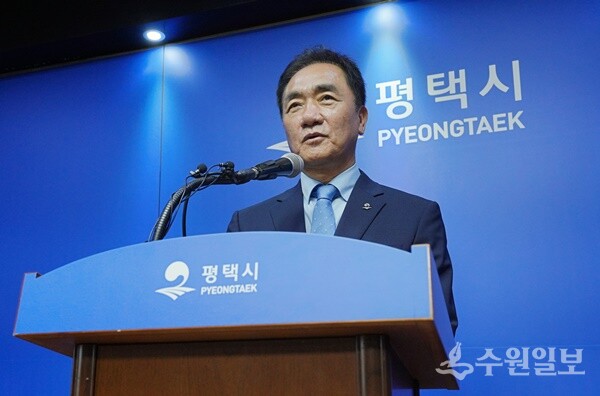 정장선 평택시장이 26일 기자회견을 가지면서 이번 임기를 끝으로 모든 공직 선거에 출마하지 않고 30년 정치 인생을 마무리 하겠다고 밝히고 있다. (사진=평택시)