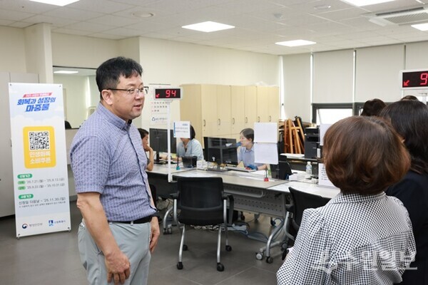 김현수 수원시 제1부시장이 26일 영화동행정복지센터를 찾아 민생회복 소비쿠폰 신청 현장을 살펴보고 있다. (사진=수원시)