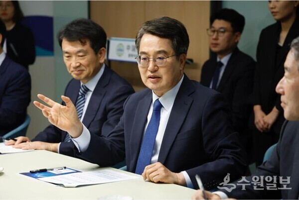 26일 오후 난징 더지플라자에서 열린 종루이코리아 이차전지 투자협약 체결식에서 김동연 경기도지사가 인사말을 하고 있다. (사진=경기도)