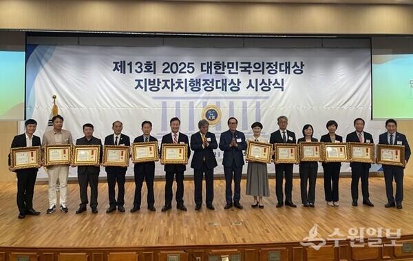 주광덕 남양주시장 대리로 문명우 행정지원과장(왼쪽에서 세번째)이 ‘2025 대한민국 지방자치행정대상’을 받은 뒤 수상자들과 함께 기념촬영을 하고 있다. (사진=남양주시)