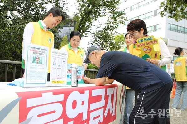 신천지자원봉사단 서울동부지부가 수락산 등산로 초입에서 추석 명절 산불예방 캠페인을 펼치고 있다. (사진=신천지자원봉사단 서울동부지부)