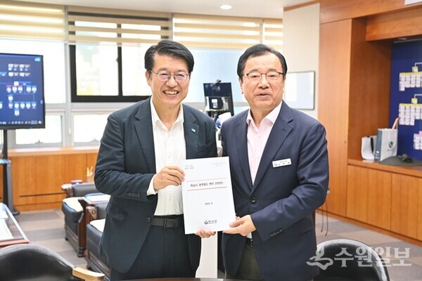 이현재 하남시장(오른쪽)이 김대순 경기도 행정2부지사를 만나 현안문제들을 건의한 뒤 기념촬영을 하고 있다. (사진=하남시)