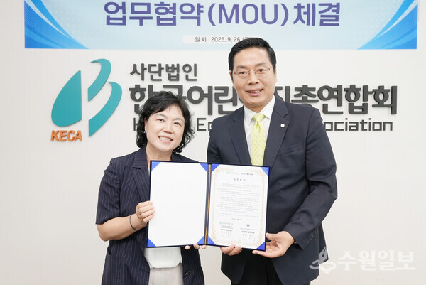 구재이 회장(오른쪽)과 김경숙 회장(왼쪽)이 업무협약을 체결한 뒤 기념촬영을 하고 있다. (사진=한국세무사회)