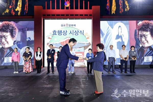 27일 열린 2025 정조대왕 효문화제 개막식에서 정명근 화성시장이 효행자에 효행상을 시상하고 있다. (사진=화성시)