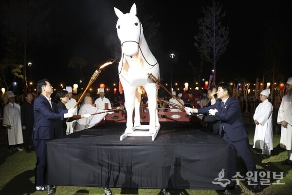 내빈들이 횃불을 들어 죽산마에 불을 붙이는 죽산마 소지 퍼포먼스를 하고 있다. (사진=화성시)