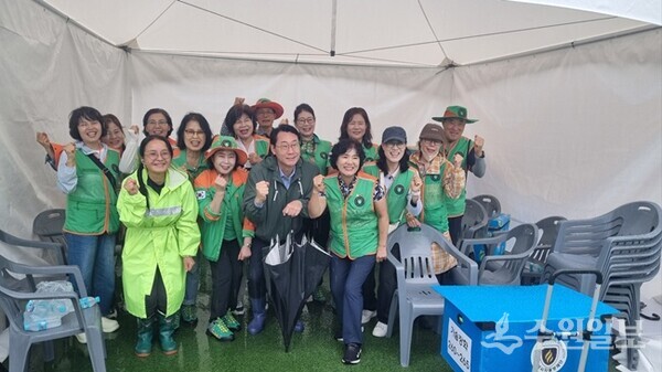 정명근 화성시장이 행사 관련 자원봉사자들 격려 후 함께 기념 촬영을 하고 있다. (사진=화성시)