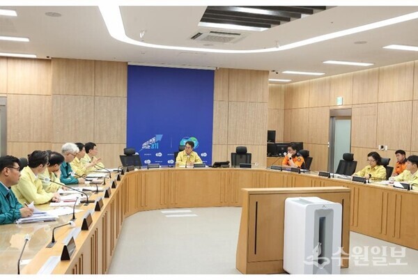 28일 오전 김동연 경기도지사가 행정1부지사,소방재난본부장등 관계부서장들과 도청 재난안전 영상회의실에서 경기도 정보시스템 긴급조치 상황 점검 회의를 하고 있다. (사진=경기도)
