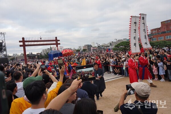 28일 열린 ‘정조대왕 능행차 공동재현에서 정조대왕 행렬이 화성행궁으로 입장하고 있다. (사진=김우영)