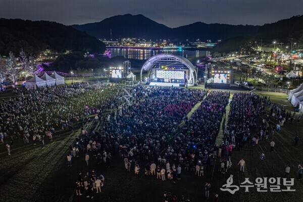 28일 많은 시민들이 백운호수공원의 특설무대에서 열린 '제21회 의왕백운호수축제' 폐막공연을 즐기고 있다. (사진=의왕시)