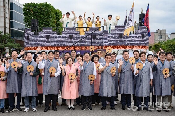 이재준 시장, 이재식 수원시의회 의장, 수원 지역 국회의원들이 함께하고 있다. (사진=수원시)