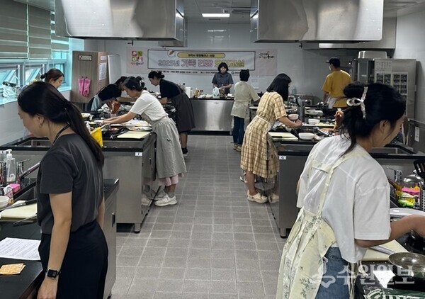 영양 플러스 사업 대상자들이 요리 교실에서 함께 요리 실습을 하고 있다. (사진=구리시)