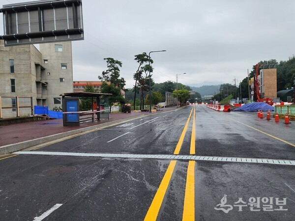 광명 신안산선 공사 현장 붕괴 사고로 통행이 중단됐다가 복구된 광명시 오리로 왕복 2차로 임시도로. 이에 따라 운행이 중단됐던 4개 시내버스가 30일부터 운행을 재개했다. (사진=안양시)
