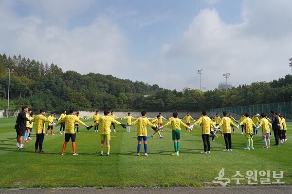 경기도수원월드컵경기장관리재단이 수원월드컵경기장에서 중학생 골키퍼들을 대상으로 '2025 월드컵재단 골키퍼클리닉'을 진행하고 있다. (사진=경기도수원월드컵경기장관리재단)