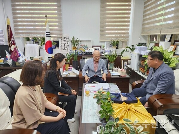 이상균 수원시 팔달구청장(오른쪽)이 대한노인회 팔달구지회를 방문, 이병학 지회장(정면)과 대화를 나누고 있다. (사진=팔달구)