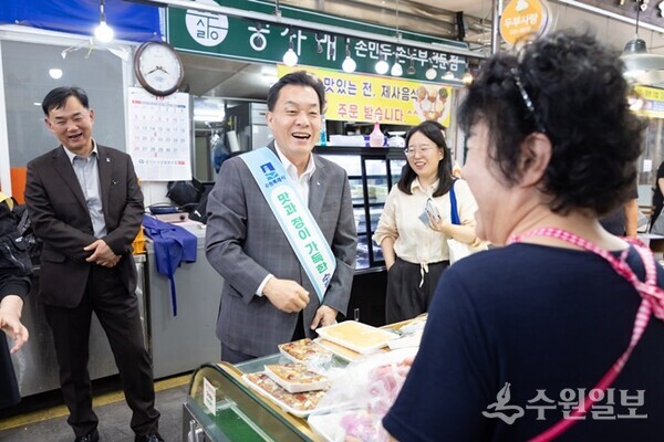 이재준 수원시장이 권선종합시장에서 장을 보면서 상인과 대화를 나누고 있다. (사진=수원시)