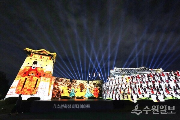 화서문 성벽에 2025 수원화성 미디어아트 메인 작품인 ‘새빛 향연’이 상영되고 있다.(사진=수원시)