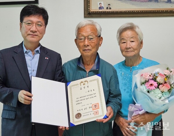 손순욱 경기북부보훈지청장(왼쪽)이 독립 유공자 한종호 지사의 유족에게 포상을 전수한 뒤 기념촬영을 하고 있다. (사진=경기북부보훈지청)