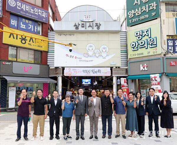 김진경 경기도의회 의장(왼쪽 5번째)이 30일 시흥 삼미시장에서 ‘찾아가는 현장 도의회-민생현장’을 연 뒤 참석자들과 기념촬영을 하고 있다. (사진=경기도의회)