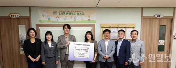 박준모 안양시의회 의장(왼족 세번째)이 관내 복지시설에 위문품을 전달한 뒤 의원들과 기념촬영을 하고 있다. (사진=안양시의회)