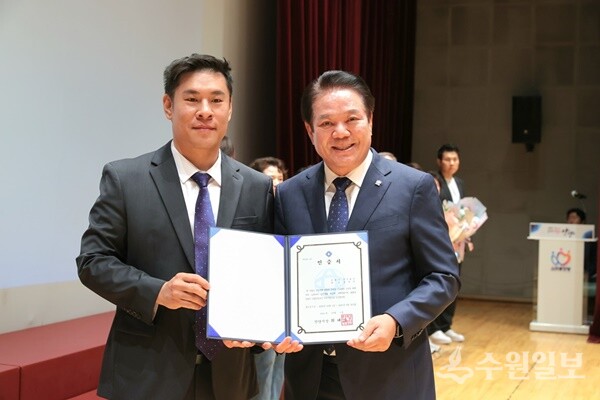 최대호 안양시장(오른쪽)이 정만석 슈말츠(주) 대표에게 산업안전보건 우수기업 인증서를 전달한 뒤 기념촬영을 하고 있다. (사진=안양시)