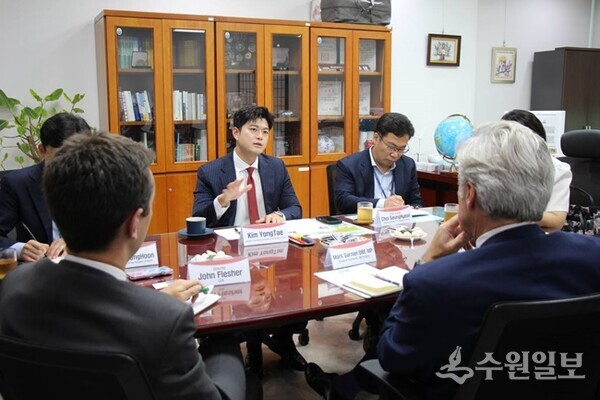 김용태 의원(정면)이 영국 의원들과 간담회를 갖고 있다. (사진=김용태의원실)