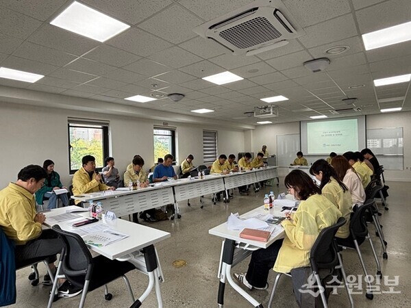 수원시가 9월 30일 영흥수목원 가든교육장에서 ‘소나무재선충병 긴급 중앙방제대책회의’를 열고 있다. (사진=수원시)