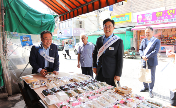 시석중 경기신보 이사장(왼쪽 첫번째) 이용욱 경기도의원이 파주 문산자유시장에서 장보기 행사를 갖고 있다. (사진=경기신보)