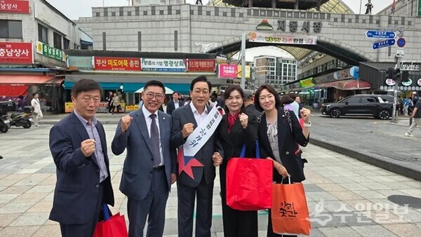 김선교 국민의힘 경기도당 위원장(가운데)과 경규명 부위원장(왼쪽 두번째) 등이 수원 지동시장을 탐방한 뒤 기념촬영을 하고 있다. (사진=국민의힘 경기도당)