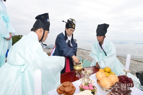 박용철 강화군수(오른쪽 두번째)가 제4357주년 개천대제를 봉행하고 있다. (사진=강화군)