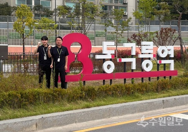 신속한 심폐소생술로 승객의 생명을 구한 지동현 부역장(오른쪽)과 김용호 사원이  8호선 동구릉역에서 기념촬영을 하고 있다. (사진=구리도시공사)