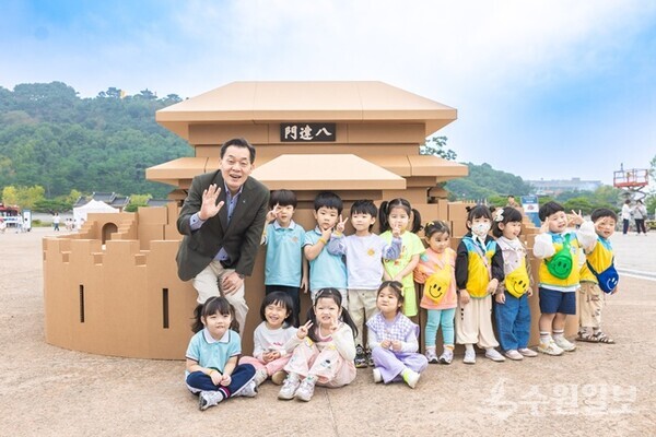 이재준 시장이 ‘시민의 위대한 건축, 팔달’에 참여한 어린이들과 함께하고 있다. (사진=수원시)