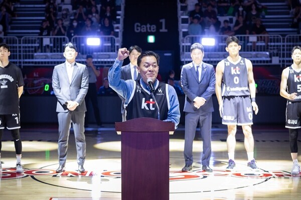 이재준 수원시장이 4일 수원KT소닉붐아레나에서 열린 ‘2025-2026 프로농구 KBL 홈 개막전’에서 개막선언을 하고 있다. (사진=수원시)