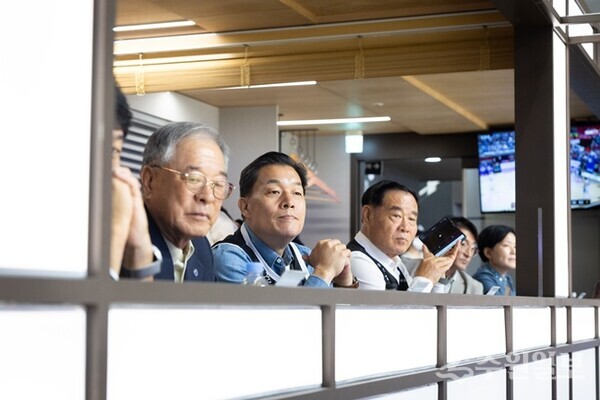 이재준 시장(왼쪽 두번째부터), 이재식 수원시의회 의장이 경기를 관람하고 있다. (사진=수원시)