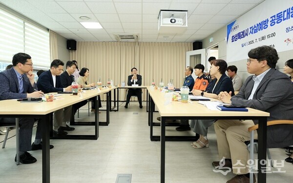 정명근 화성특례시장이 자살예방 공동대응 관계기관 대책회의를 주재하고 있다. (사진=화성시)