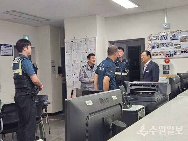 이현재 하남시장(오른쪽)이 덕풍 지구대를 방문해 연휴에도 시민의 안전을 위해 최일선 현장을 지키고 있는 경찰관을 격려하고 있다. (사진=하남시)