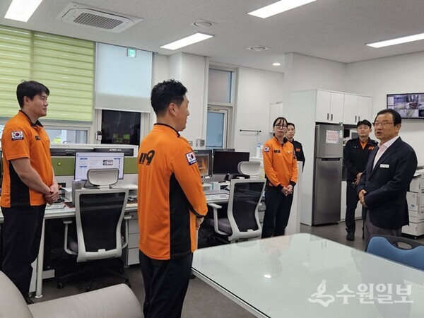 이현재 하남시장(오른쪽)이 미사119안전센터를 방문해 대원들을 격려하고 있다. (사진=하남시)