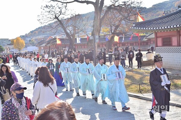 지난해 화성 축성 장인 명패를 들고 행진하는 참가자들. (사진=이용창 화성연구회 이사)