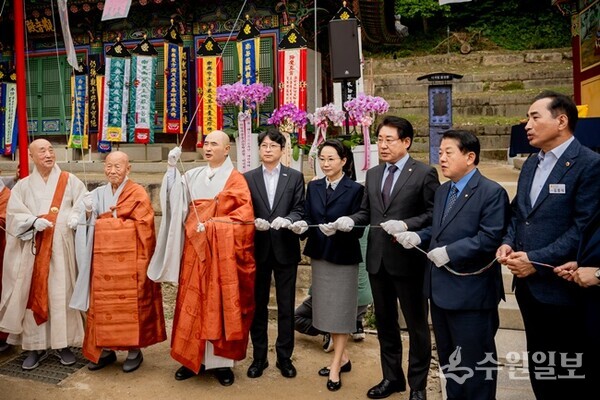 홍지선 부시장(왼쪽 네번째)과 운허 스님(왼쪽 세번째), 조성대 시의회 의장(오른쪽 세번째) 등이 남양주 운허체 배포식을 갖고 있다. (사진=남양주시)