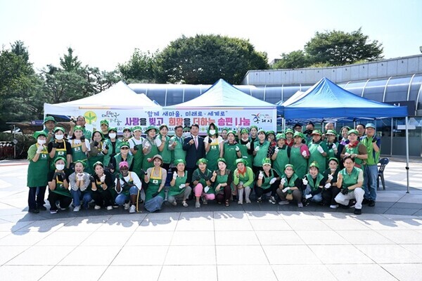 백경현 구리시장(두번째줄 오른쪽 11번째)과 안정섭 구리시 새마을회장(두번째줄 왼쪽10번째) 등이 ‘추석맞이 사랑의 송편 나누기 행사’를 개최한 뒤 기념촬영을 하고 있다. (사진=구리시) 