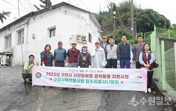 백경현 구리시장(가운데))이 구리시 목민2기 봉사회원들과 함께 기념촬영을 하고 있다. (사진=폴리스타임즈)