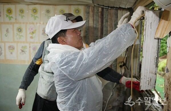 백경현 구리시장이 자원봉사자들과 함께 벽면 단열공사 등 집수리 봉사에 참여하고 있다. (사진=폴리스타임즈)