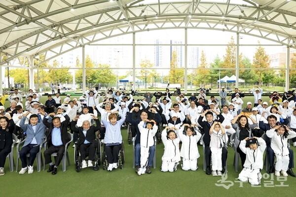 정명근 화성시장(둘째줄 가운데)이 행사 참석자들과 기념촬영을 하고 있다. (사진=화성시)