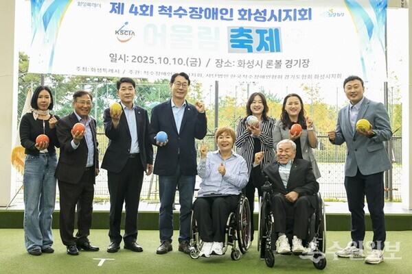 정명근 화성시장이 내빈들과 기념 촬영을 하고 있다. (사진=화성시)