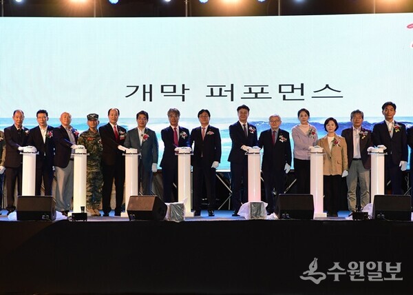 ‘제17회 강화도 새우젓 축제’ 개막식에서 내빈들이 개막 퍼포먼스를 갖고 있다. (사진=강화군)