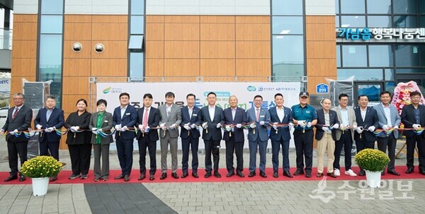 이충우 시장(왼쪽 9번째)을 비롯, 서광범 경기도의회 의원(왼족 7번째),경규명 여주시 의회 의원(오른쪽 8번째) 등 내빈들이 수요응답형 교통수단 ‘똑버스’ 개통식에서 관계자들과 함께 기념촬영을 하고 있다 (사진=여주시)