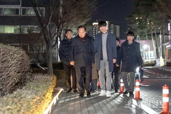 이권재 오산시장(왼쪽 두번째)이 아파트 경관조명 지원사업 현장을 점검하고 있다. (사진=오산시)