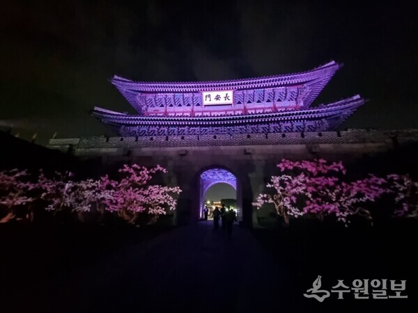 장안문에서 미디어 아트 공연이 펼쳐지고 있다. (사진=수원시)