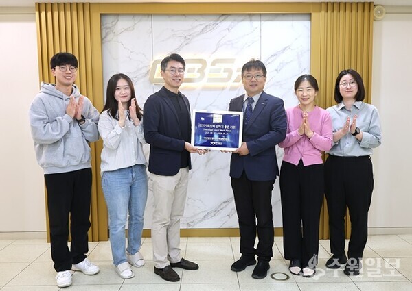김윤희 인사총무팀장(왼쪽 세 번째)과 정구문 기획조정실장(왼쪽 네 번째)을 비롯한 경과원 임직원들이 ‘경기가족친화 일하기 좋은 기업’ 현판을 들고 기념촬영을 하고 있다. (사진=경과원)