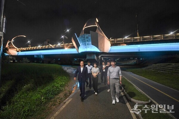 이권재 오산시장(왼쪽)이 관계자들과 오산천 야간경관 상태를 점검하고 있다. (사진=오산시)